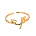 Vue détaillée de la bague ajustable dorée avec cœur évidé et lettre M élégante - Lettre P