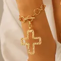 Auffälliges goldenes Kreuzarmband mit Hammerschlag-Textur und elegantem Knebelverschluss - Großes Hohlkreuz-Armband (11981) / Gold