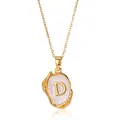 Detail van de 18K vergulde ketting met hanger van letter D en inleg van parelmoer - Goud D