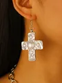 Gehämmerte silberne Kreuzohrringe mit weißen Perlen an einem Model mit Gliederkette - Künstliche Perlenkreuz-Ohrringe (G-417) / Silber