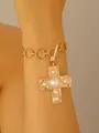 Goldenes Gliederkettenarmband mit strukturiertem Kreuzanhänger und weißen Perlen - Künstliches Perlenkreuz-Armband (A-690) / Gold