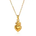 Détail du pendentif cœur sacré doré avec motif de couronne et finition polie brillante - Pendentif Sacré Cœur Flamme Doré