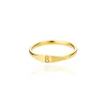 Detailansicht eines vergoldeten Edelstahlrings mit graviertem Buchstaben B Gravur - Alphabet Buchstabe R / Größe 7 / Gold