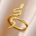 Nahaufnahme eines goldenen Schlangenrings mit Schuppentextur auf Seidenstoff - Stil 2-Vintage Gravierte Schlangenschuppen / Gold