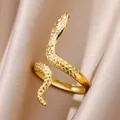 Makroaufnahme des 18K vergoldeten Schlangenrings mit feiner Schuppenstruktur auf Seide - Stil 3-Feine Schuppen Offener Ring / Gold