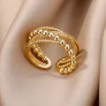 Gros plan d'une bague perlée multicouche dorée sur un élégant tissu en satin champagne - Ouvert Réglable / Enroulement de Perles à Étages (JZ4402G Cuivre)