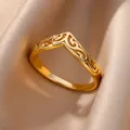 Primer plano de anillo en V dorado con intrincados relieves clásicos sobre seda champán - Estilo De Pergamino Hueco Vintage (G3314878-t)