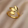 Primer plano de un anillo dorado de acero inoxidable en forma de hoja sobre satén champán - Estilo De Hoja De Tres Pétalos (G9273960)