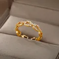Detalle de anillo de cadena dorado con pavé de circonitas blancas y diseño ajustable - Estilo Cadena Pavimentada (G9102482G-7-t)