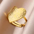 Vue macro d'une bague cœur dorée avec texture martelée et anneau ouvert ajustable - Cœur Martelė / Style Coeur Or