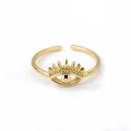 Vista macro detallada del anillo de ojo turco bañado en oro con púas y acabado pulido - Anillo abierto con forma de ojo clásico / Dorado-JZ749G