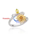 Detail eines drehbaren Sonnenblumenrings mit 18K Vergoldung und gelbem Tropfenedelstein - Rotierender Bienenring - Silber