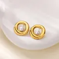 Détail de boucles d'oreilles créoles dorées avec perle sur plateau minimaliste - Style Clou Perle Artificielle Anneau Doré (G2195666) / Or 18 carats