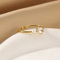 Elegante anillo abierto bañado en oro con perla blanca y cristal de circón brillante - Abierto Ajustable / Estilo Perla Strass (G6247817G-1)