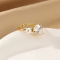Anillo abierto dorado con una circonita en forma de pera y una perla blanca - Abierto Ajustable / Estilo Piedra Pera y Perla (G6247820)