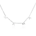Detail van zilveren MAMA-letterhangers aan een minimalistische roestvrijstalen ketting - MAMA Hoofdletters / Staalkleur