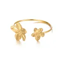 Dettaglio del bracciale floreale placcato oro 18K con incisione materica sui petali - Bracciale Rigido Aperto con Doppio Fiore Dorato (G8111980)