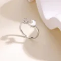 Gros plan sur bague ouverte argentée étoile et lune avec détails en zircons - Ouvert Réglable / Style Étoile Lune Argentée Zirconia Nacre (P7247505)