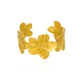 Dettaglio del bracciale a fiori placcato oro 18K con incisioni di petali in rilievo 3D - Bracciale Rigido con Fiore Spazzolato Dorato (G8161488)