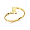 Minimalistische gouden K-letter open ring met gepolijste afwerking en geboortesteen - Letter K Stijl