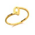 Minimalistische goudvergulde open ring met een gepolijst letter Q initiaal ontwerp - Letter Q Stijl