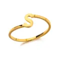 Minimalistische gouden roestvrijstalen open ring met een gepolijst letter S design - Letter S Stijl
