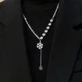 Detalle del collar en Y de copo de nieve plateado con circonitas sobre un traje negro - Estilo de Copo de Nieve de Doble Capa con Pavé de Diamante de Imitación (Blanco k1454)