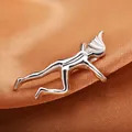 Ear cuff de silueta plateada para mujer sobre un fondo de tela de satén de seda naranja - Persona Dinámica Blanco K (8989)