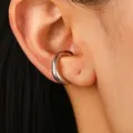 Ear cuff plateado pulido en forma de C para orejas sin perforación en modelo - Plateado Forma C (A-1012)