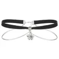 Schwarzes Samt-Kropfband für Damen mit silbernem Blumenanhänger und feinen Metallketten - Blumenstil (0404)