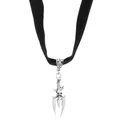 Gothic Choker aus schwarzem Samt mit silbernem Totenkopf und Schwertanhänger - Antiksilber Dreizack Stil (7252)
