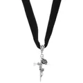 Gotisches Kropfband aus schwarzem Samt mit einem Kreuz- und Rosenanhänger aus Silber - Antiksilber Rosen-Schwert-Stil (6980)