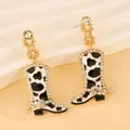 Western-Cowboystiefel-Ohrringe mit Kuhmuster und glänzenden Kristallen in Gold - Kuhmuster Strass Stiefel Ohrringe (S75) / KC Gold
