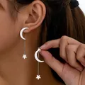 Elegante silberne Stern- und Mond-Quastenohrringe für Damen an einem Modell - Weiß K (X711)