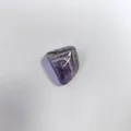 Polierter violetter Amethyst-Anhänger für eine minimalistische Kristall-Netzkette - Amethyst