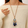Collar largo bohemio con colgante de esmalte azul, hojas doradas y borlas azul oscuro - Estilo de Colgante de Círculo Concentré Negro y Azul KC Gold