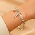 Detailansicht der doppelten silbernen Armbänder mit Glocken- und Schleifenanhänger - Glänzend Silber Doppelring Schleife Glocke Armreif (5182)