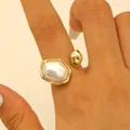 Französisches Barock-Perlenring-Set in Gold mit asymmetrischem, minimalistischem Design - Offener Ring (A-1485) / Hellgold