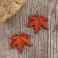 Vista macro de pendientes de hoja de arce con textura de madera y degradado de rojos - Estilo Estampado Arce Naranja Plateado (1000)