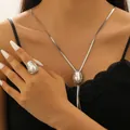 Barock-Set mit unregelmäßiger Perlenkette und Ring in Silber mit Quasten-Akzenten - Ring + Halskette / Silber