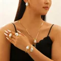 Barock-Schmuckset mit unregelmäßigen Perlen Goldkette Ohrringen und Armband am Modell - Armreif Ring Halskette Ohrringe / Gold