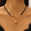 Barokke parelketting met zwart koord en gouden connector met lavatextuur op metaal - Roodbruine Stijl (1948)