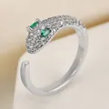 Silberner Schlangenring mit glitzernden Kristallen und leuchtend smaragdgrünen Augen - Silber (K N-646)