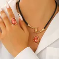 Französisches Barock Schmuckset mit korallenrosa Perlen und goldenen Rankenelementen - Set aus künstlichen Perlenringen und Halsketten / Orange