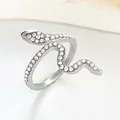 Bague serpent torsadée en argent avec pavé de cristaux et design élégant incurvé - Couleur K Blanc