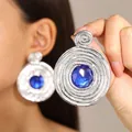 Pendientes redondos vintage grandes con hilo espiral plateado y gema azul central - Estilo Espiral de Cristal Azul Plateado (1200)