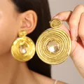 Pendientes dorados circulares trenzados con gran cristal color champán central - Estilo Espiral Oro Champaña (10105)