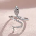 Verstellbarer Schlangenring in Silber mit Zirkonia-Besatz am Kopf und schwarzen Augen - Weißgold