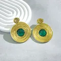 Pendientes vintage dorados con textura de cuerda y cristal verde oscuro en el centro - Estilo Espiral Oro Verde Oscuro (G-582)