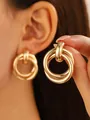 Elegantes pendientes de aros dorados triples entrelazados con acabado metálico pulido - Triple Anillo Entrelazado Dorado (9076)